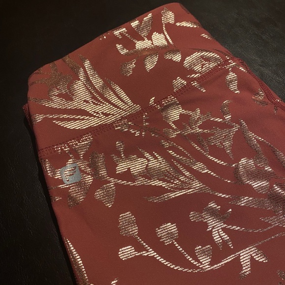 Fabletics Mid-Rise Printed Powerhold Capri - Picture 5 of 6